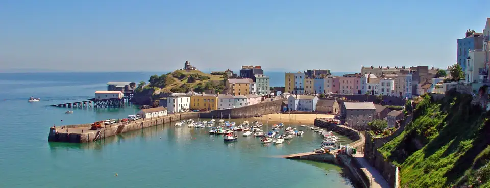 Tenby harbour and its pastel-coloured houses above a turquoise sea